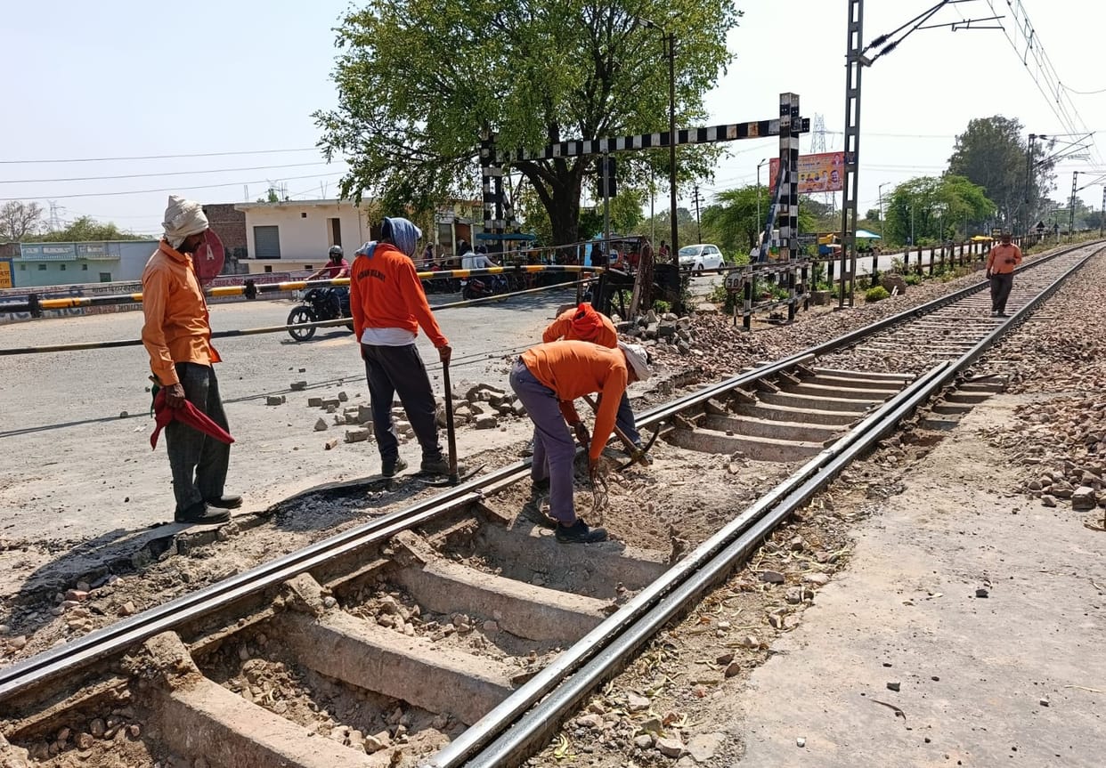 Mendu railway gate remained closed for the second day, vehicles passed through the streets
