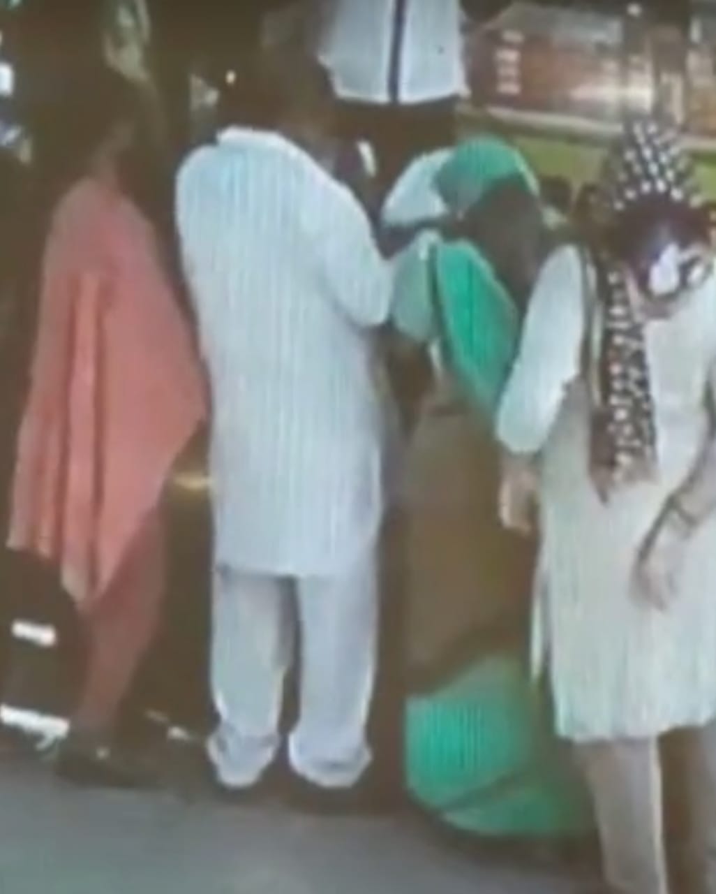 Two women stole 50 thousand rupees by cutting the bag with a blade
