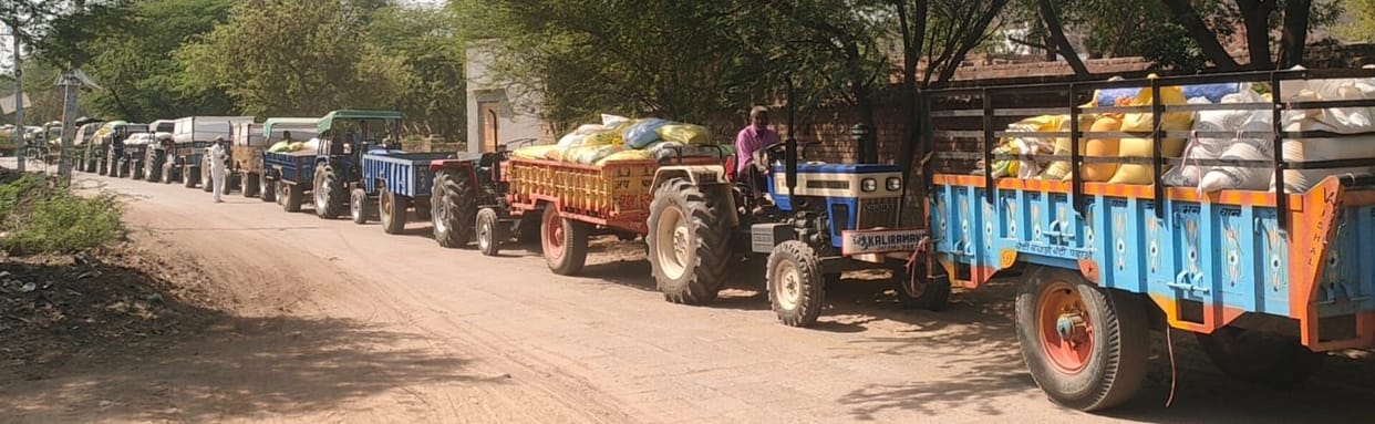 Long queue of tractors at Tosham Mandi Gate