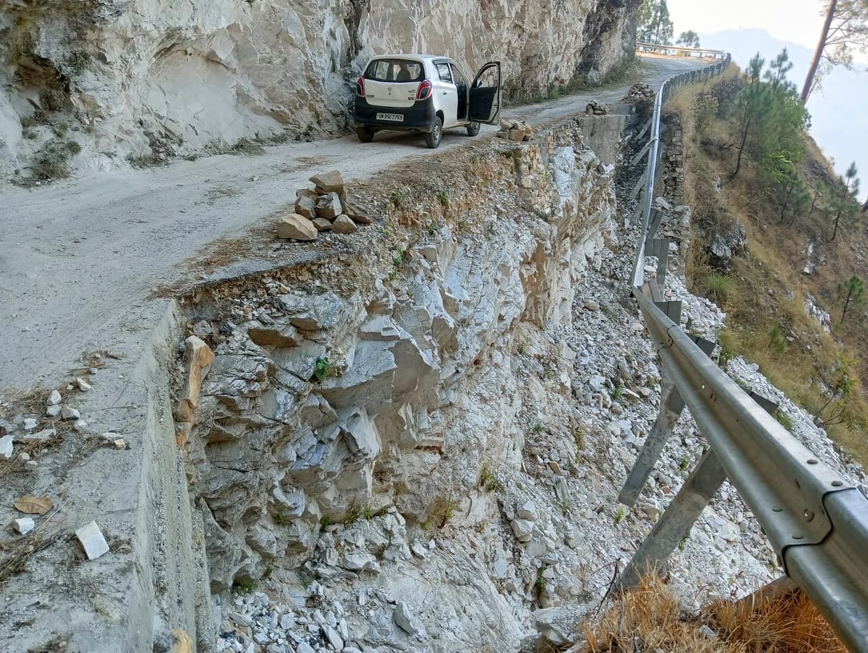 Dhurauli Band-Kara Road inviting accidents