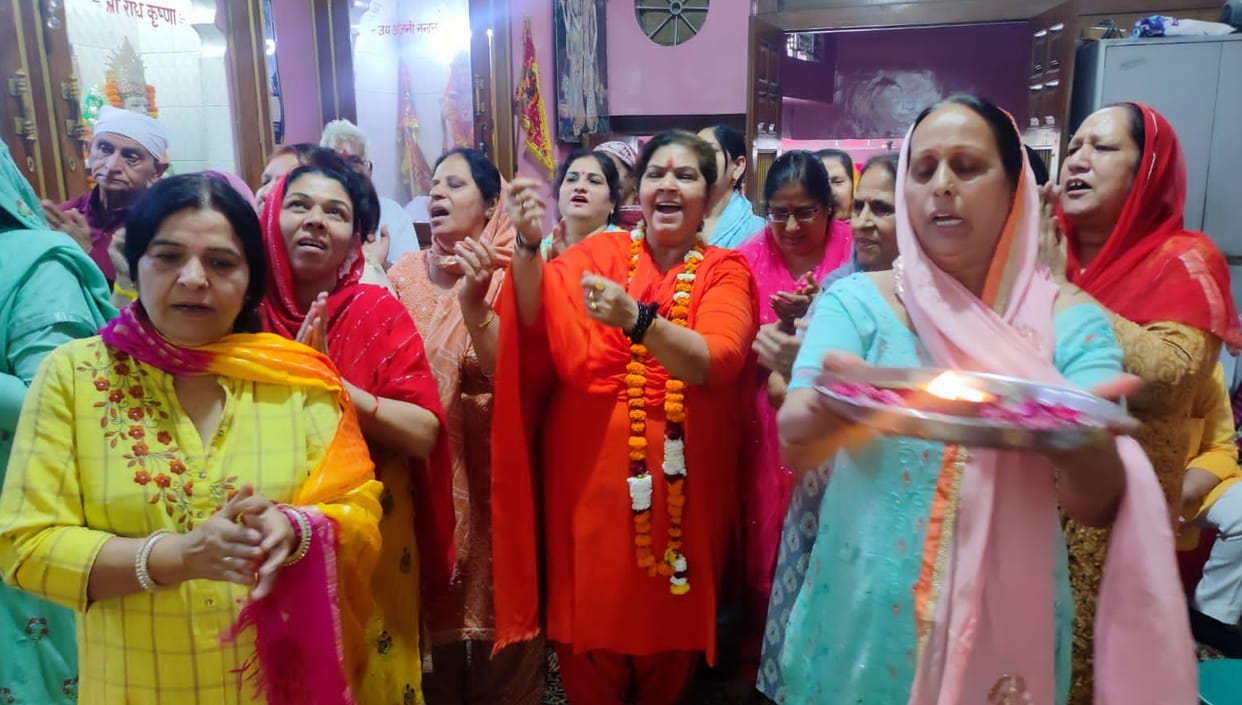 In Sankat Mochan Temple, wearing chunari, sought happiness and prosperity from Mother Shailputri.