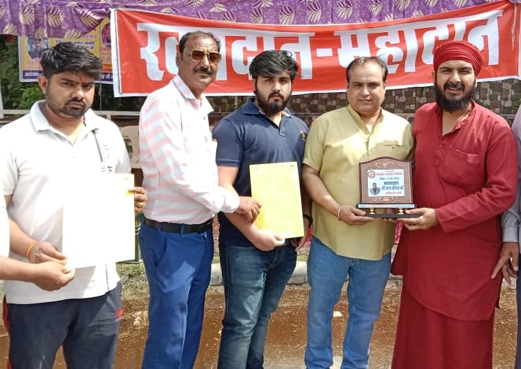 32 people donated blood in the camp