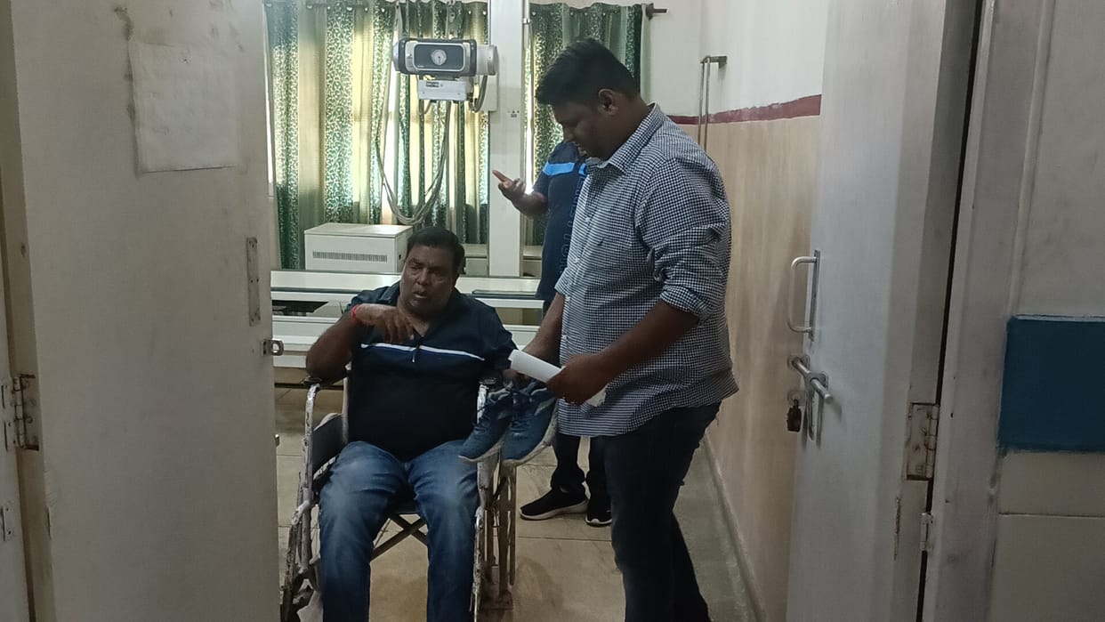 Scooty snatched from petrol pump owner by throwing chilli in the eyes
