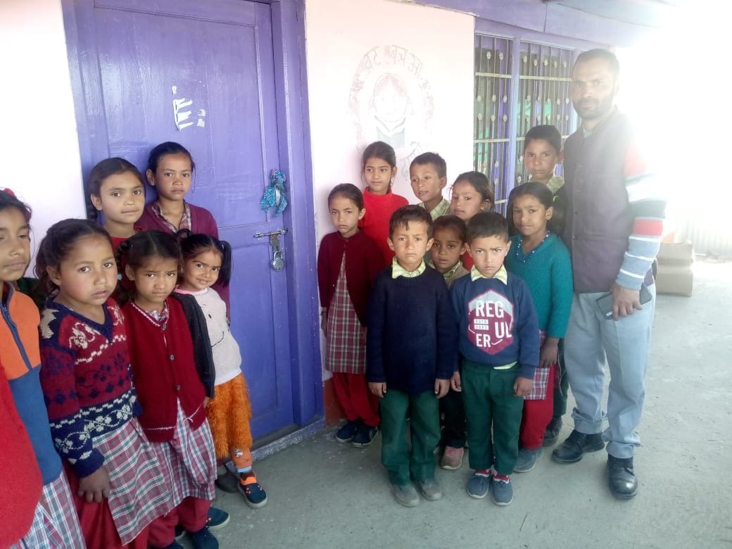Children reached school, teacher is not there, lock is hanging for two days