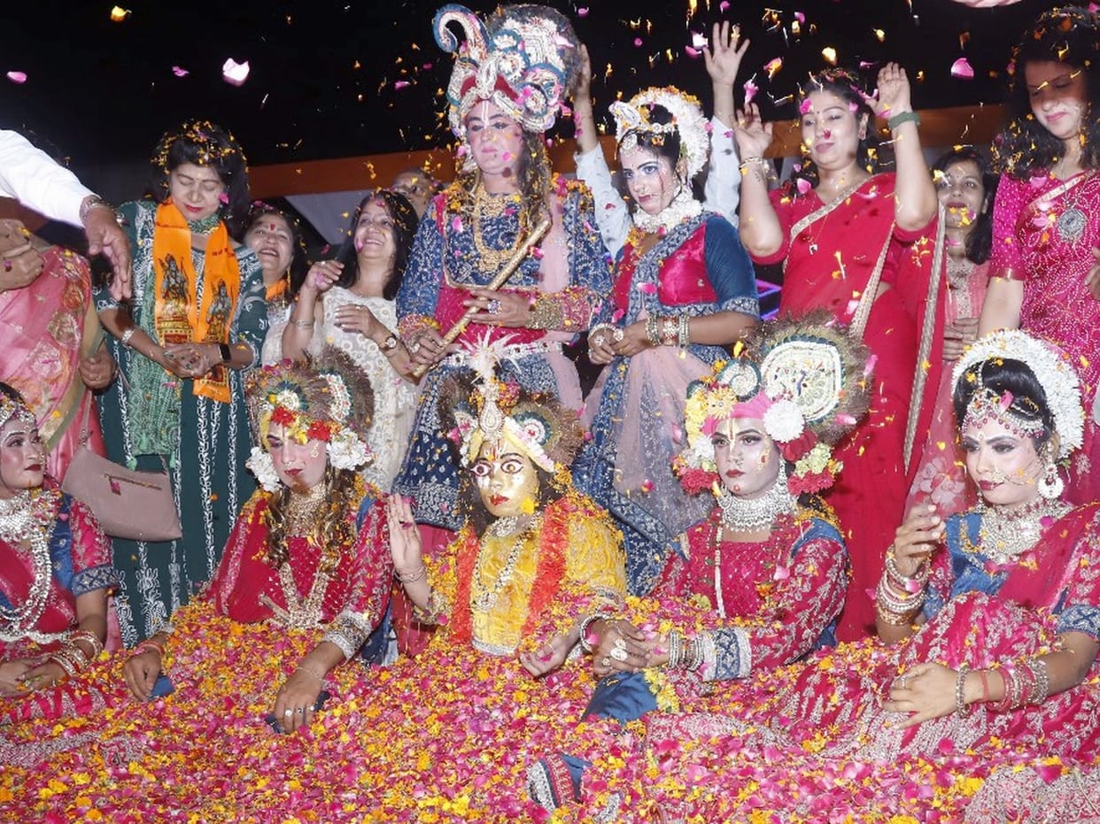Kushagra and Gargi sang a song, got first place