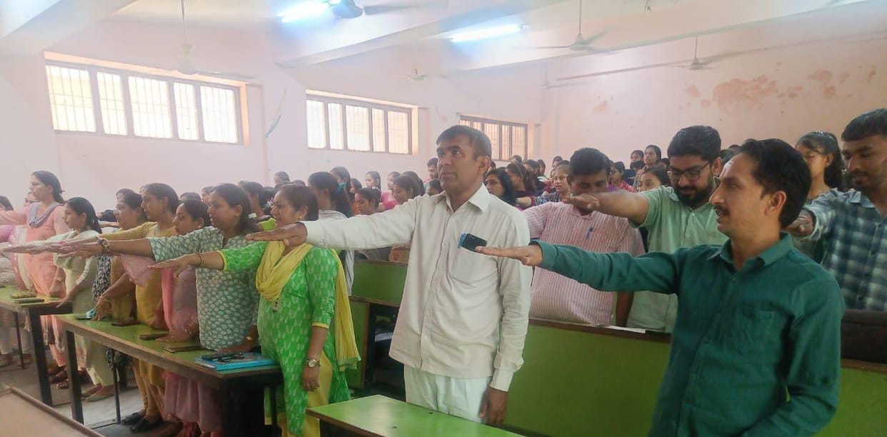 College students administered oath to vote
