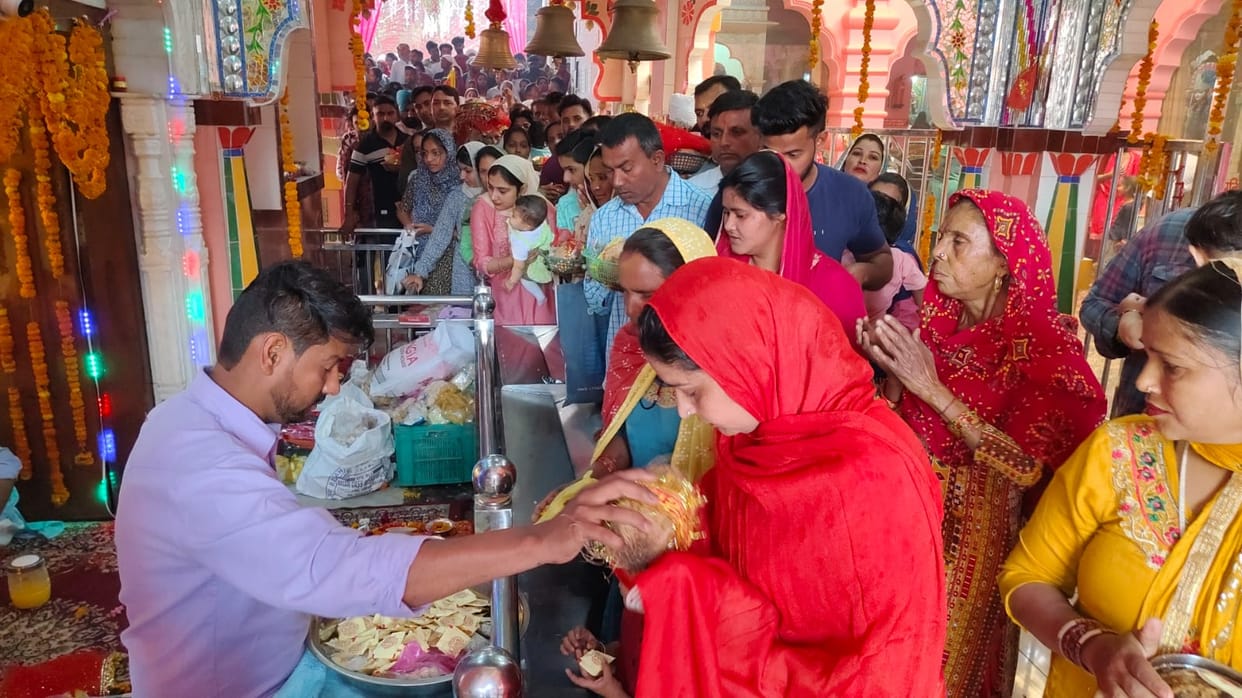 Maa's temple resounds with Mahamai's cheers