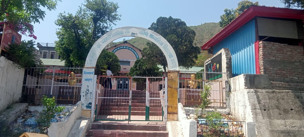 no proper teachers in dadhahu school