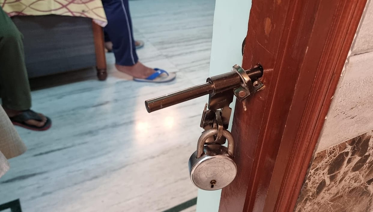 One million stolen by breaking the locks of a cloth merchant's locked house