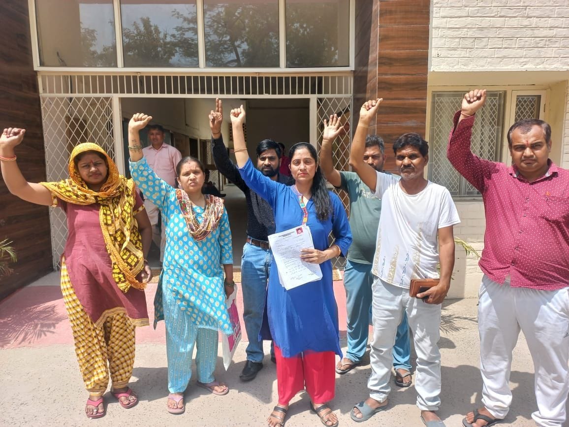 Parents protested against the arbitrariness of private schools, DEO ordered investigation