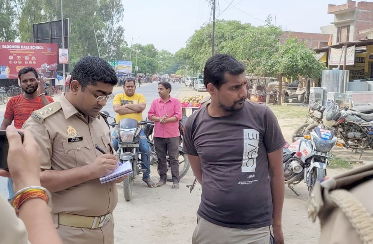 Bike riding miscreants looted two lakh rupees in broad daylight in Wazirganj