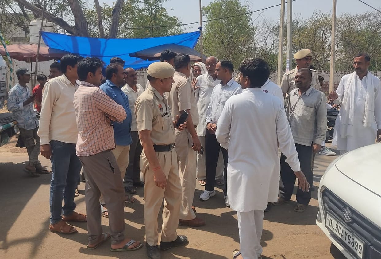Due to non-issuance of gate pass, farmers blocked Jui-Badra road