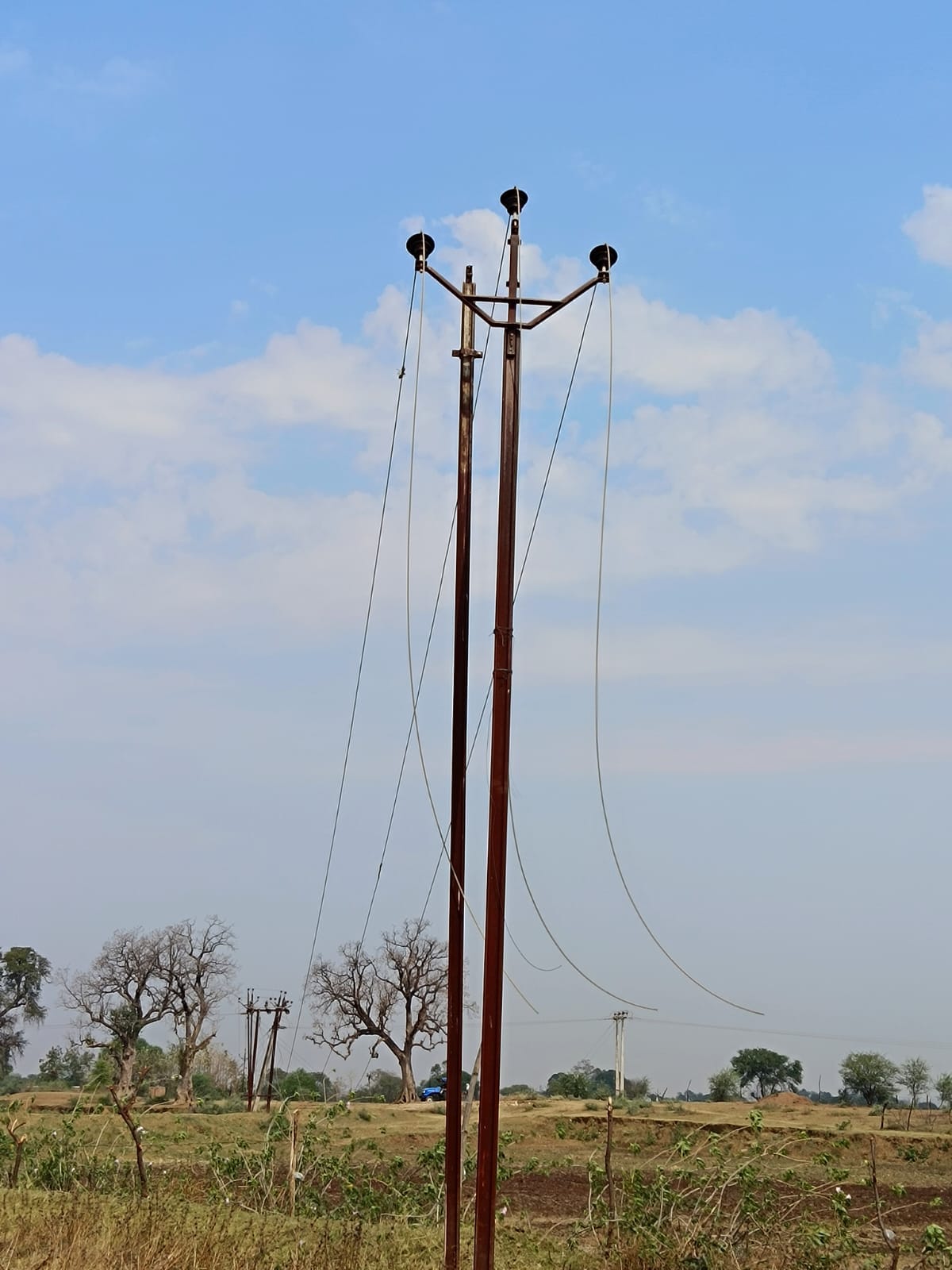 Unknown thieves stole one km long wire of closed 33 KV power line in Damoh, police started investigation.