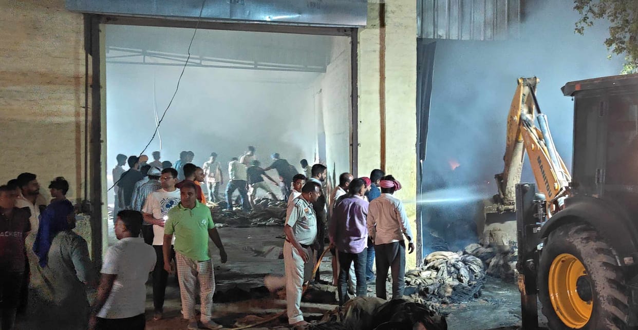 A massive fire broke out in a gunny warehouse in Rasoolpur, 5 fire tenders brought it under control after 7 hours.