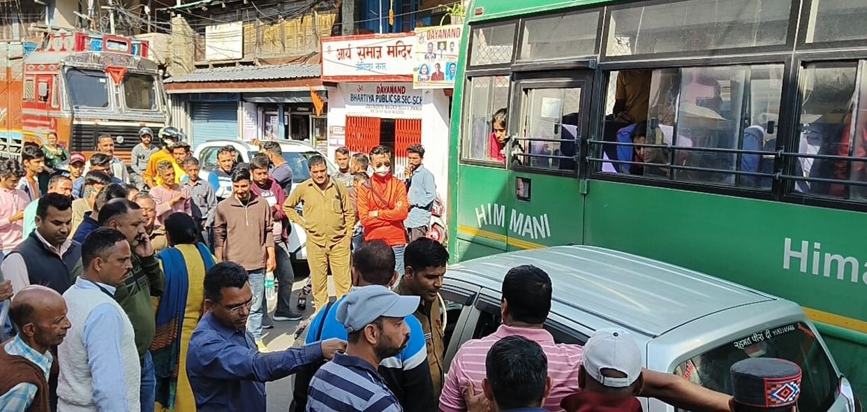 Dispute between drivers due to collision between bus and carLong jam on Mandi-Pathankot highway