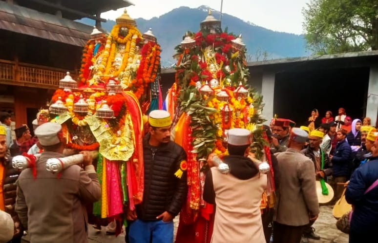 Crowd of devotees gathered to get darshan of the deities.