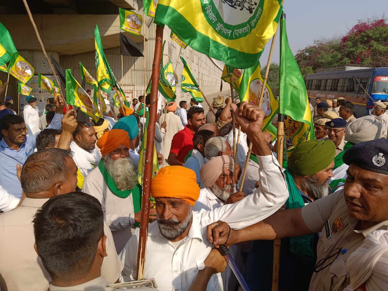 Police detained farmers who gathered to protest against Manohar Lal