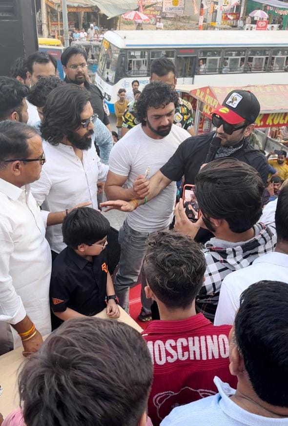 Supporters danced to the live performance of singer Fazilpuriya