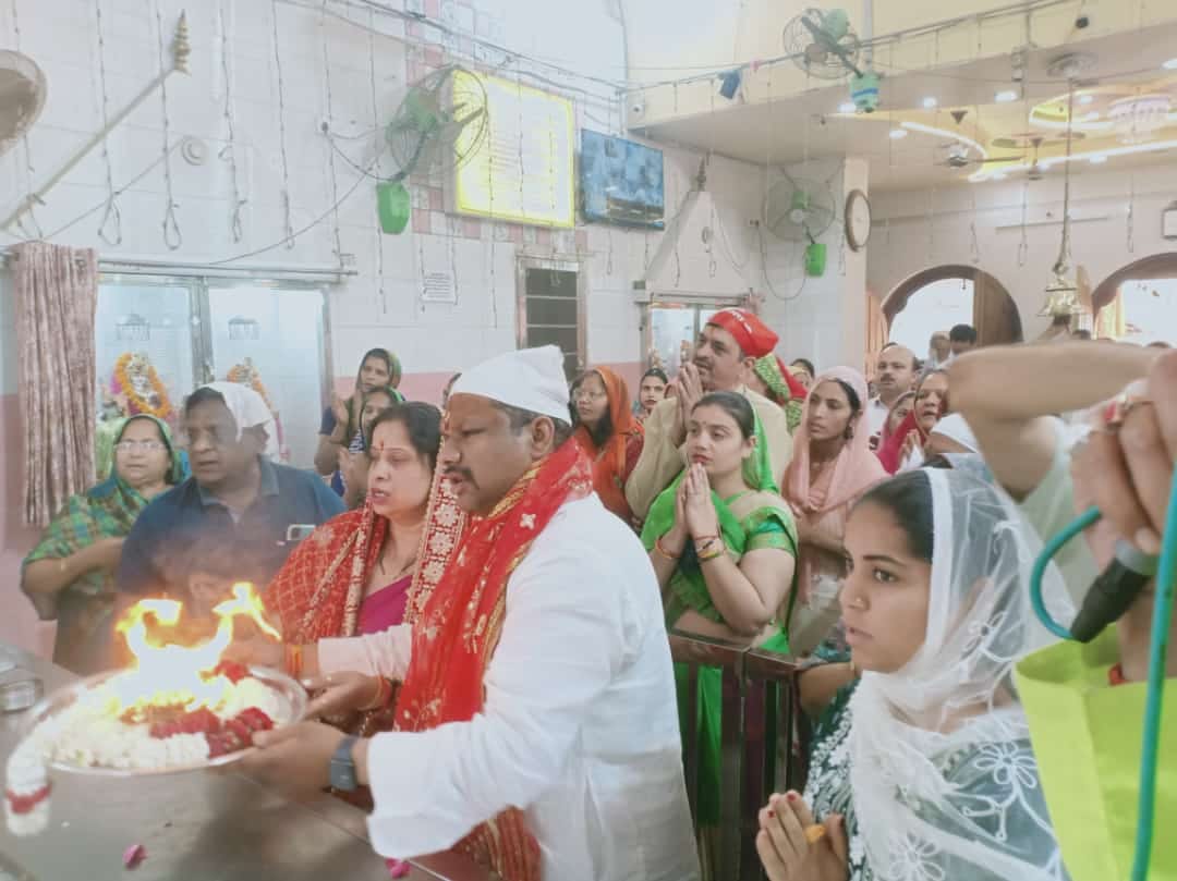 Devotees worshiped Brahmacharini on the second day of Navratri.