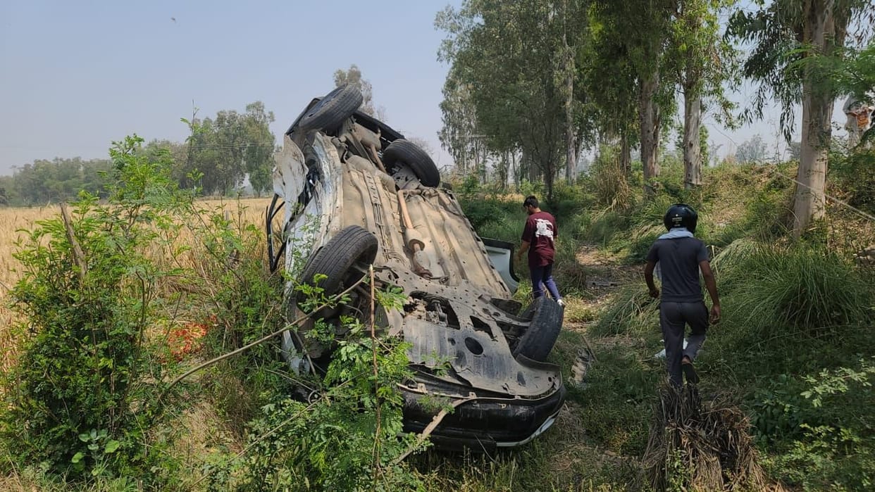 The family was returning after visiting Pathri Mata, pregnant woman died after the car overturned.