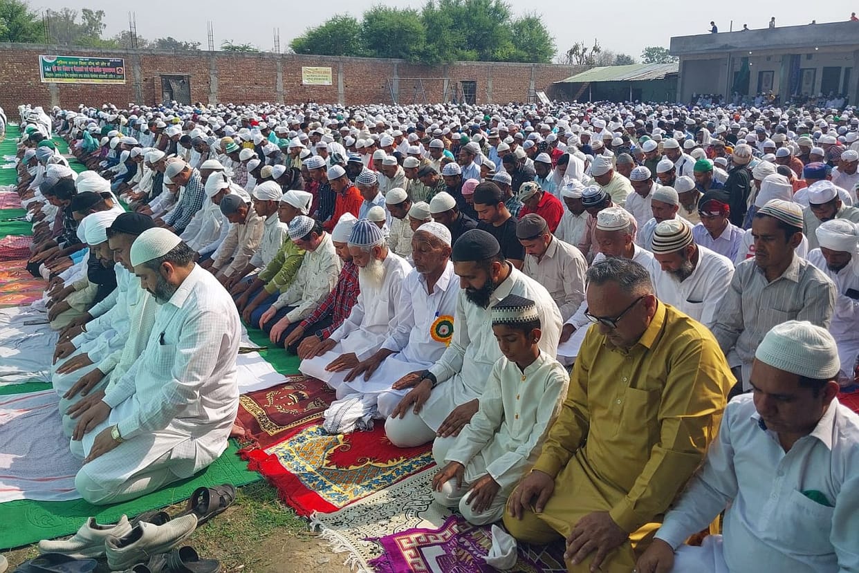 Prayed for peace and tranquility by paying obeisance on Eid