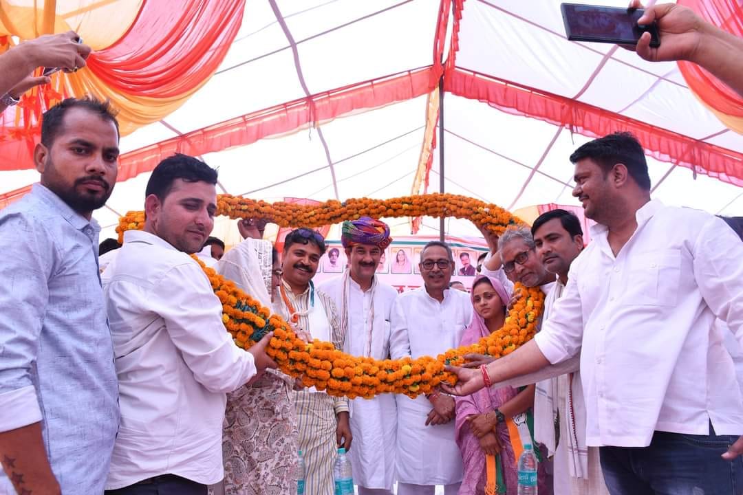 भंवर जीतेन्द्र सिंह और विश्वेंद्र सिंह का स्वागत करते कांग्रेस कार्यकर्ता 