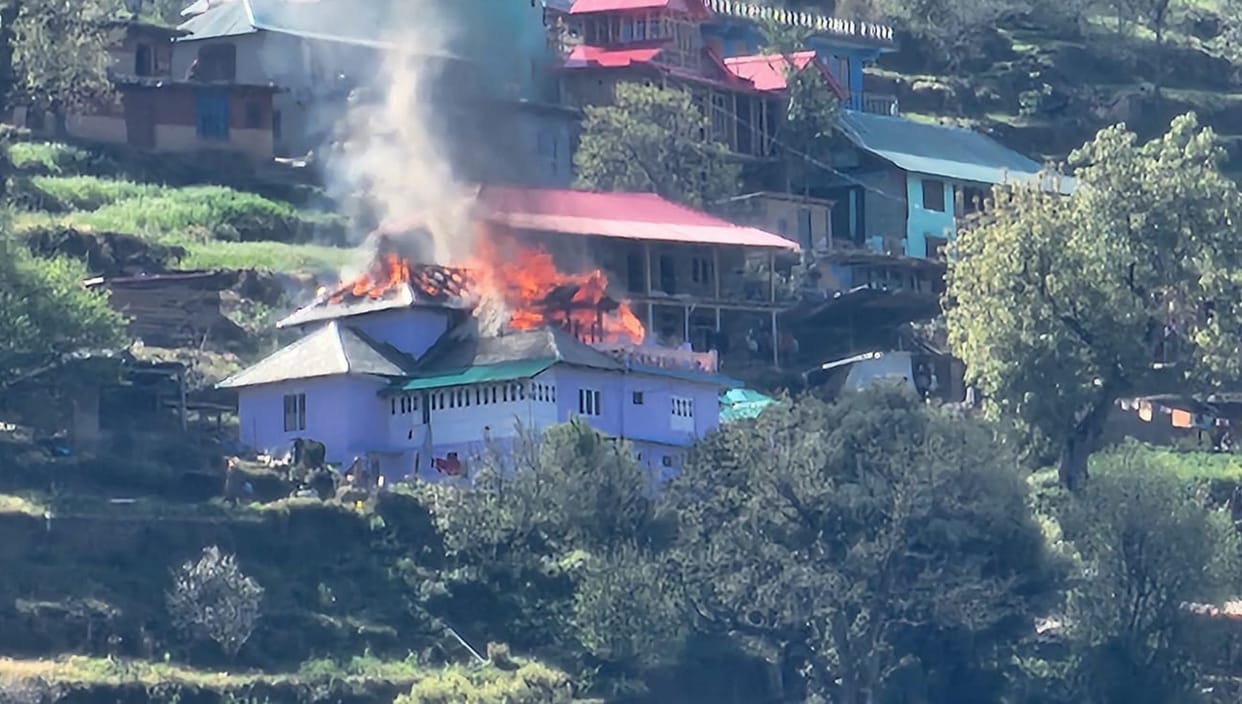 Fire broke out due to explosion of three cylinders, three storey house reduced to ashes, loss of Rs 1 crore
