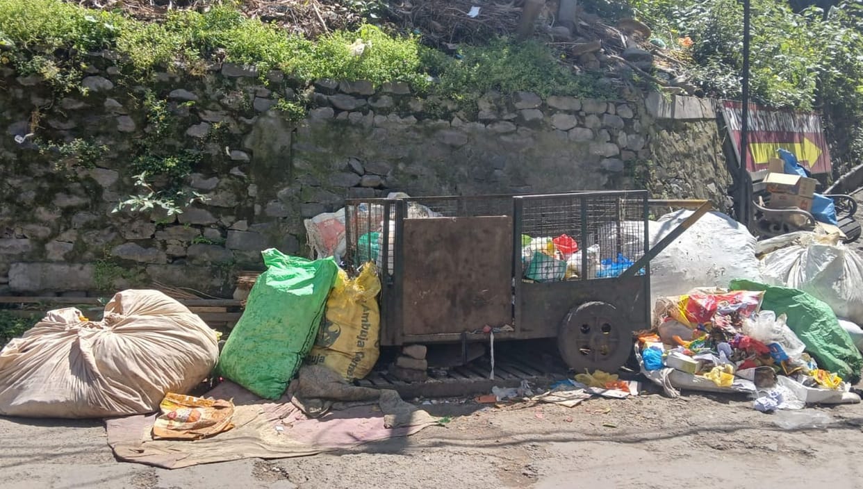 When will Chamba recover from filth? When there was some improvement in cleanliness, only the dustbin was lifted.