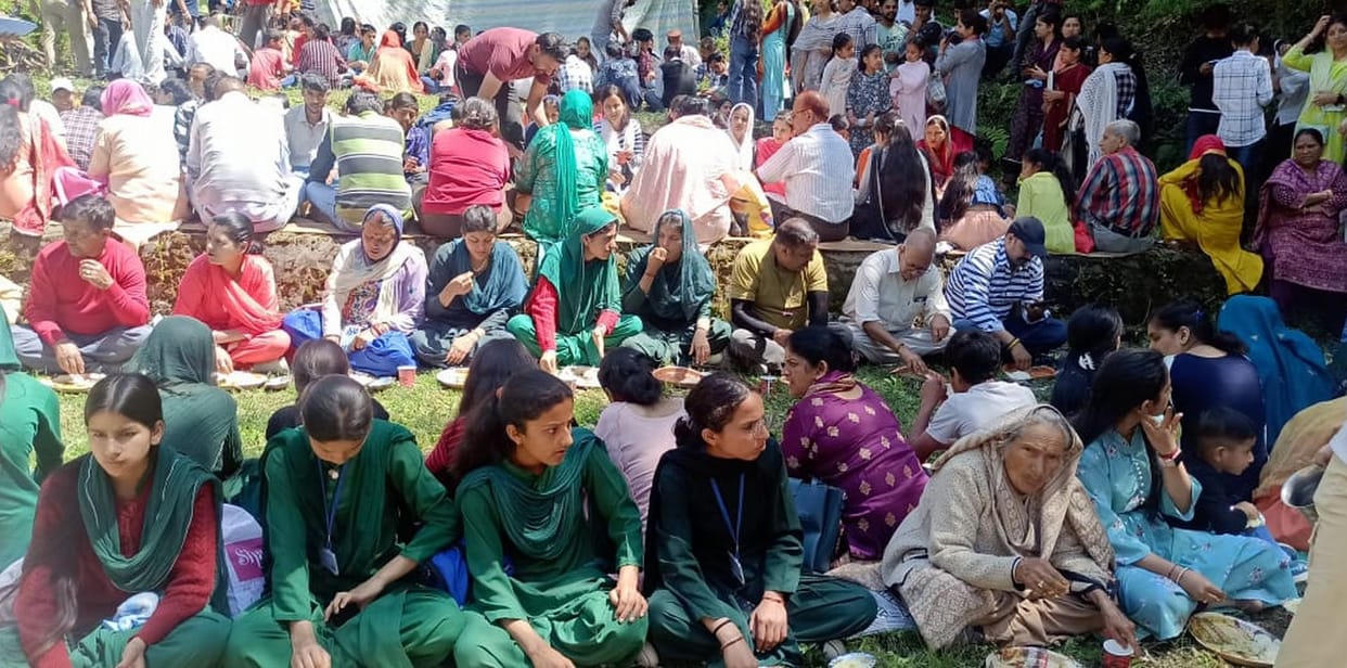 Chamba echoed from Ghurei, procession left for Maluna with band and music.