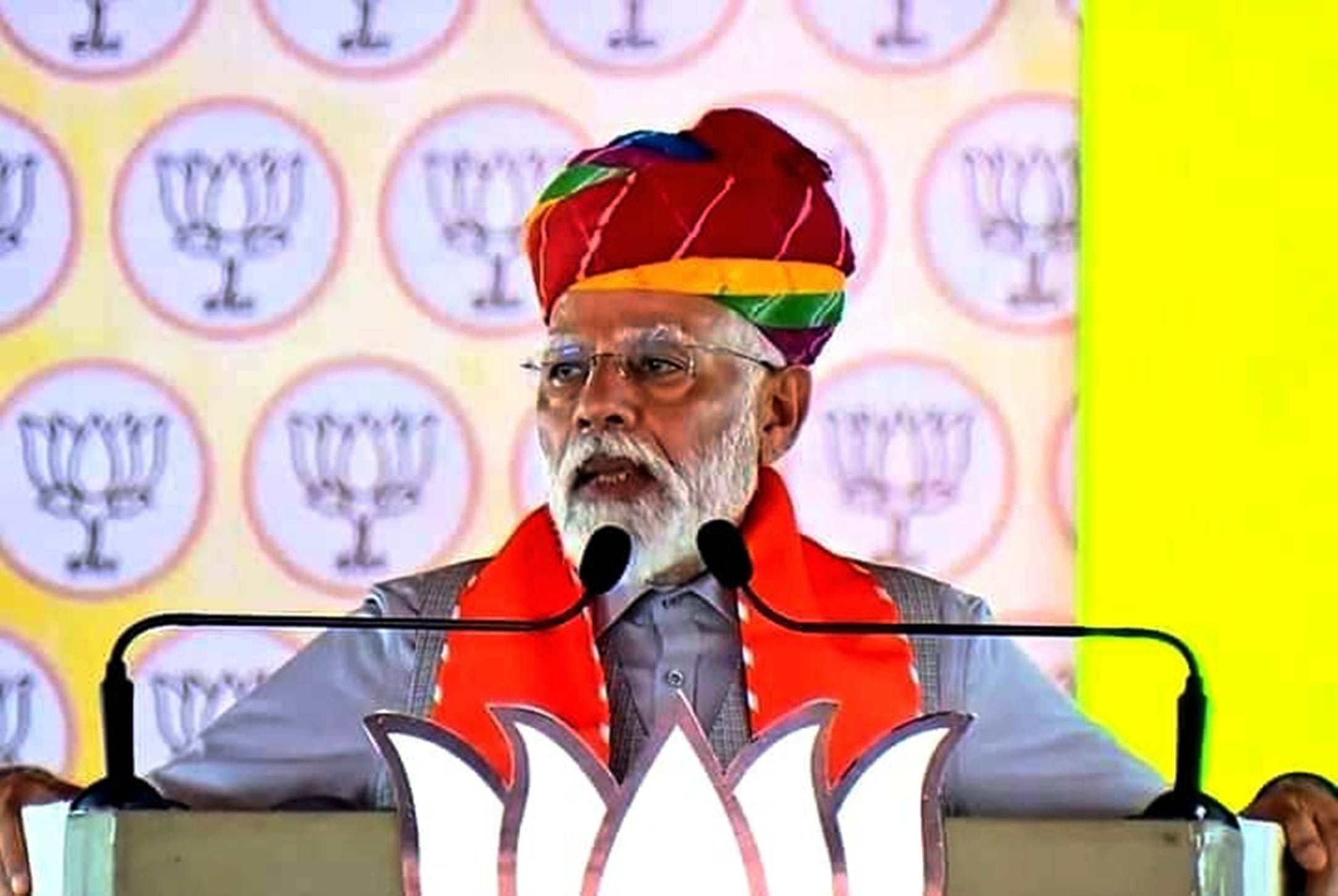 करौली में जनसभा को संबोधित करते पीएम मोदी।