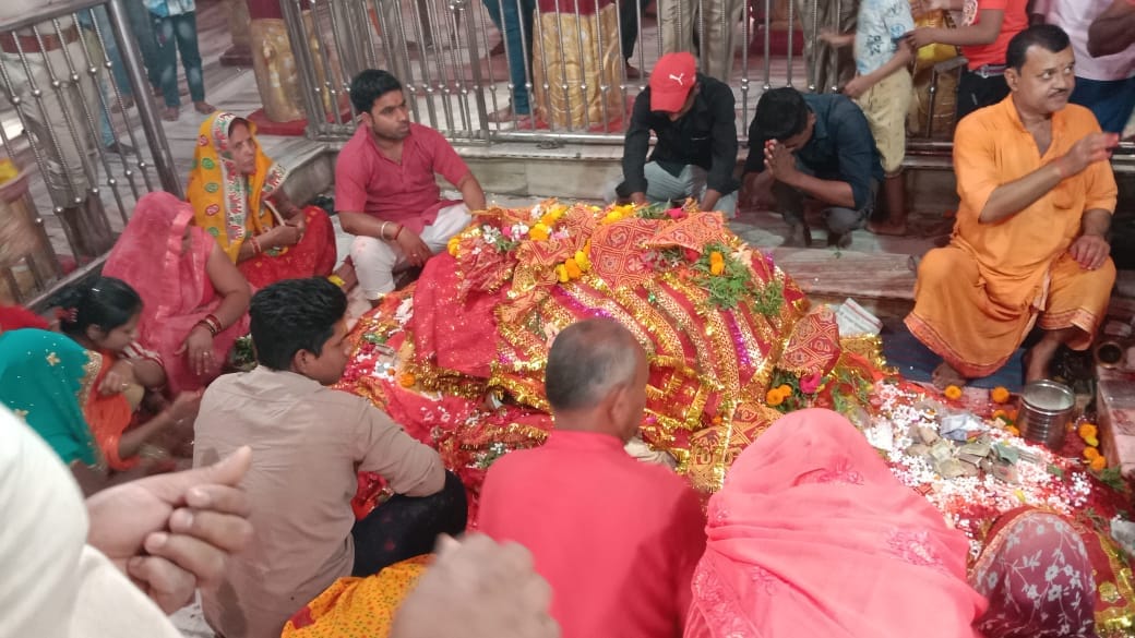 Devotees worshiped Mother Chandraghanta on the third day of Navratri.