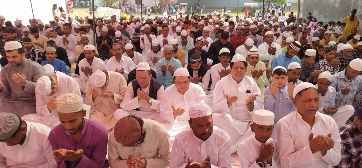 Offered Namaz, hugged... said- Eid Mubarak