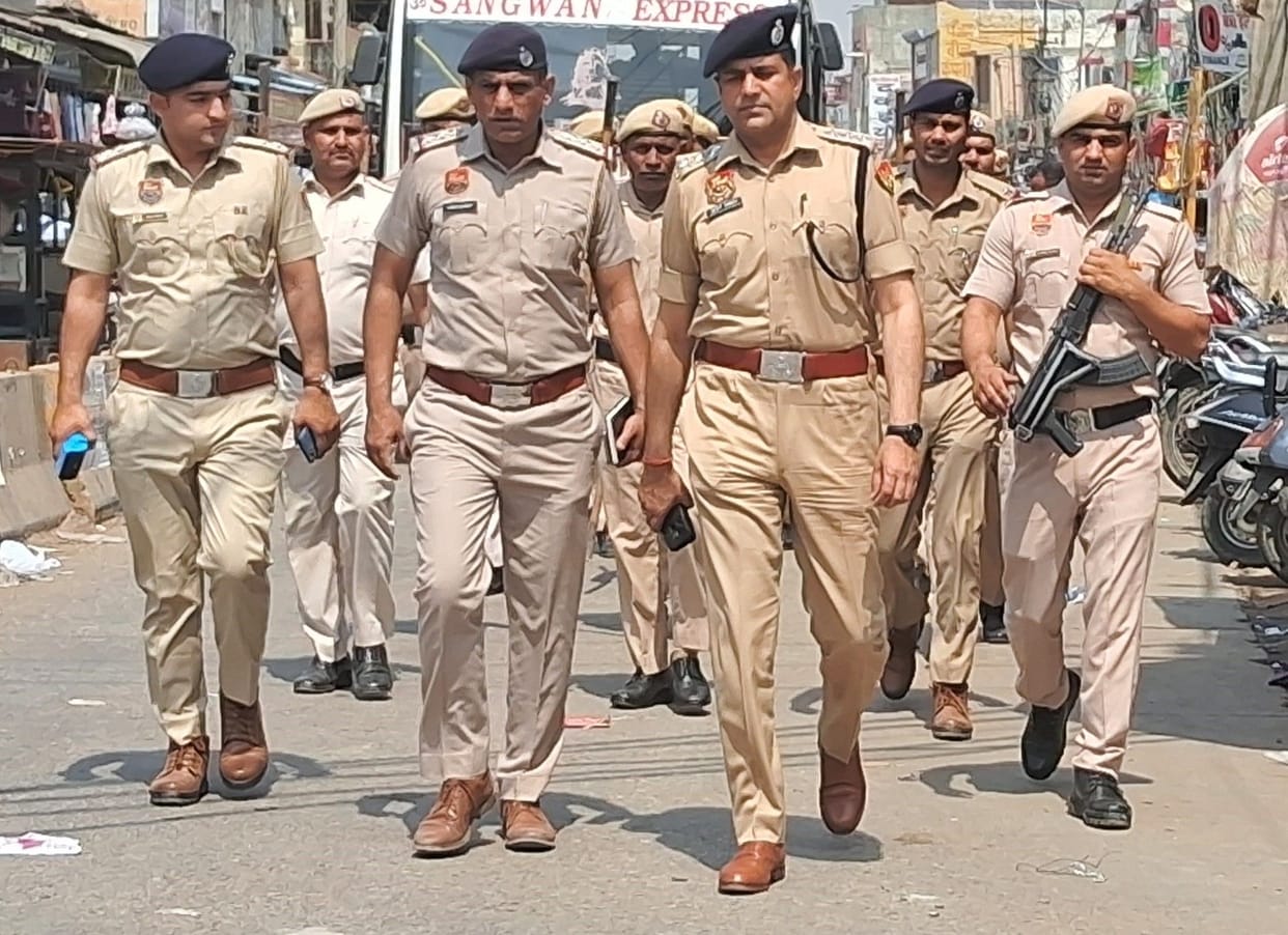Policemen took out flag march