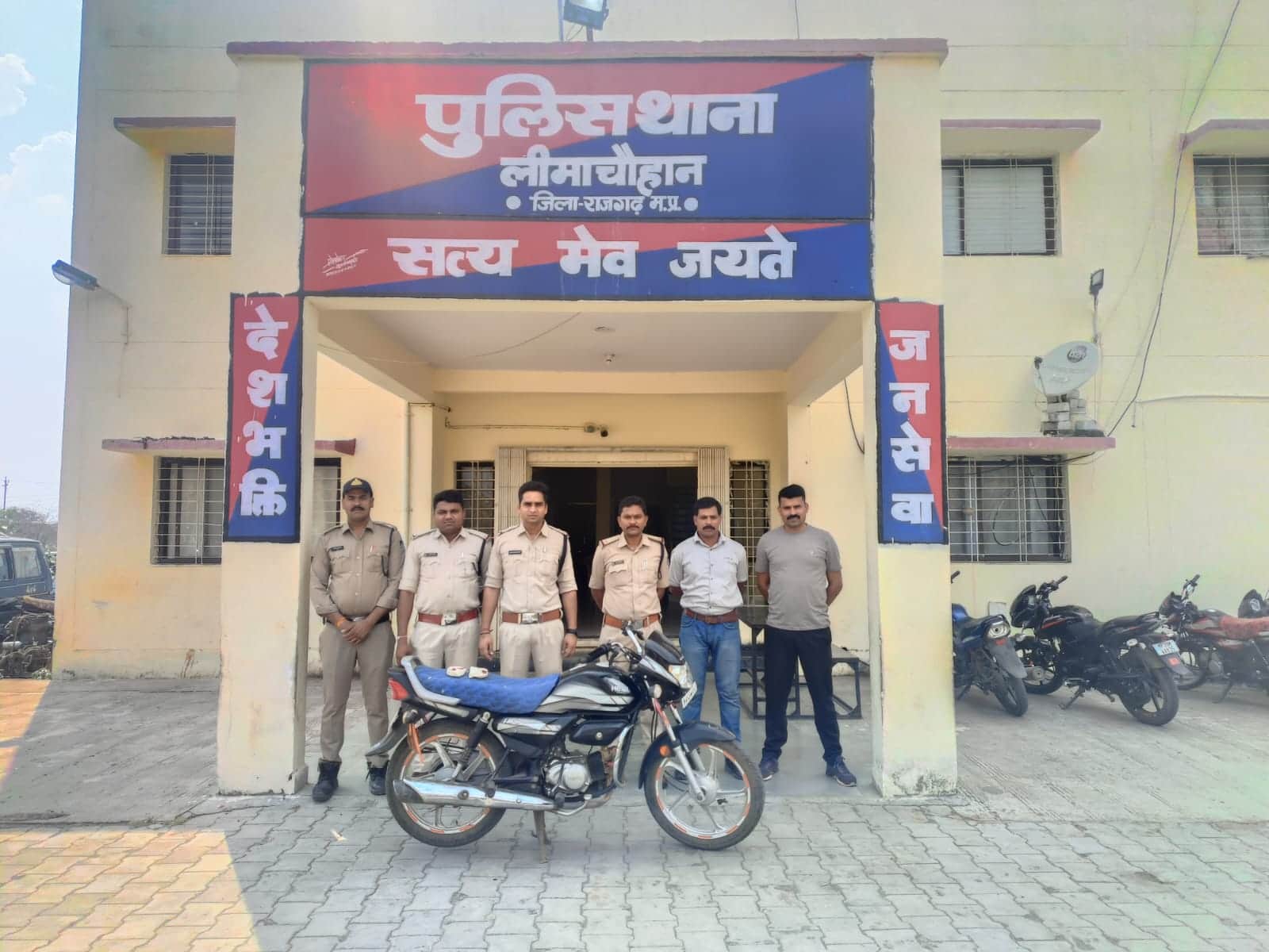 बाइक और स्मैक सहित पुलिस की गिरफ्त में तस्कर।