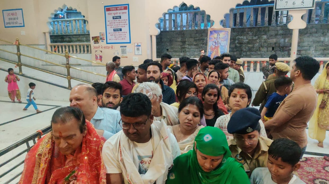 Four and a half thousand devotees bowed down in the court of Maa Chamunda
