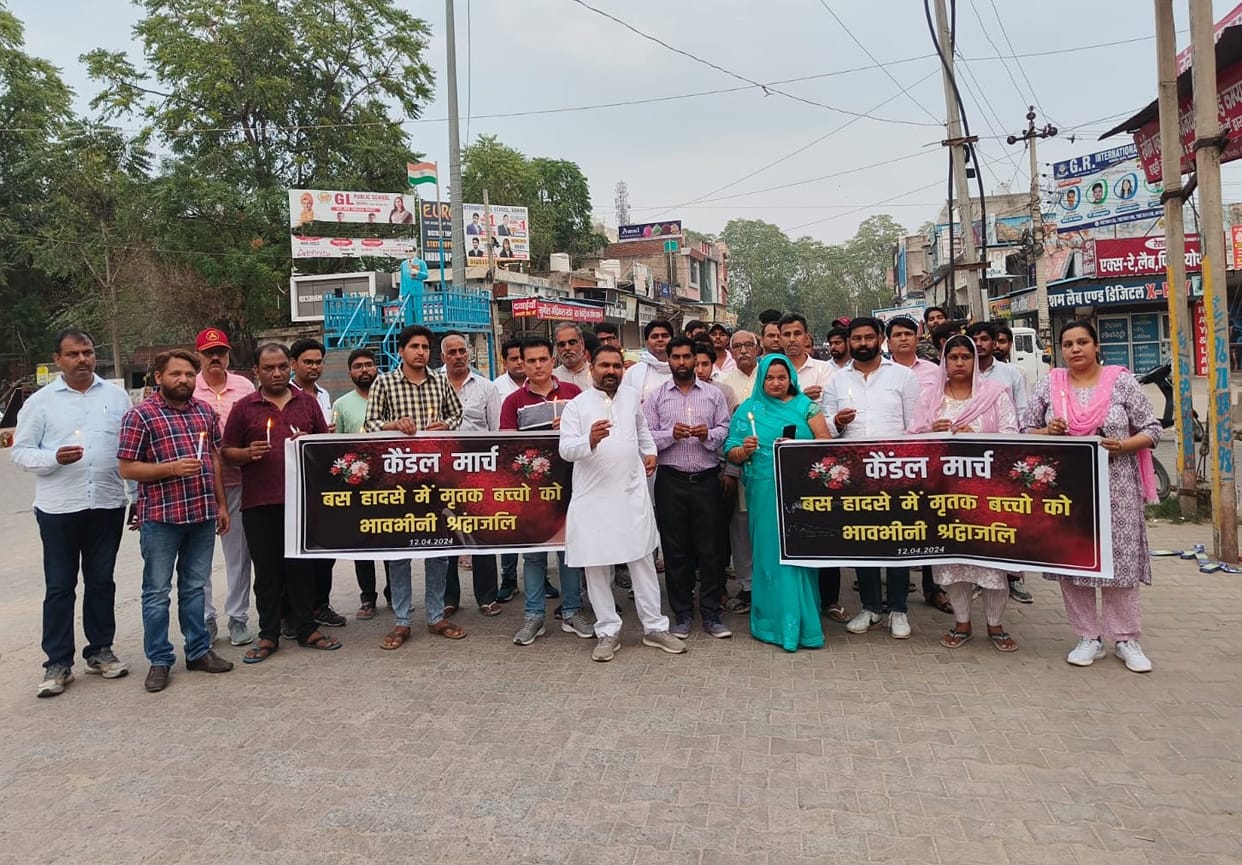 Social organizations paid tribute by holding candle marches