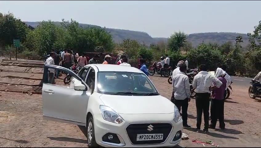 The car of devotees going to Bageshwar Dham was hit by an auto on Damoh Jabalpur Highway, five injured