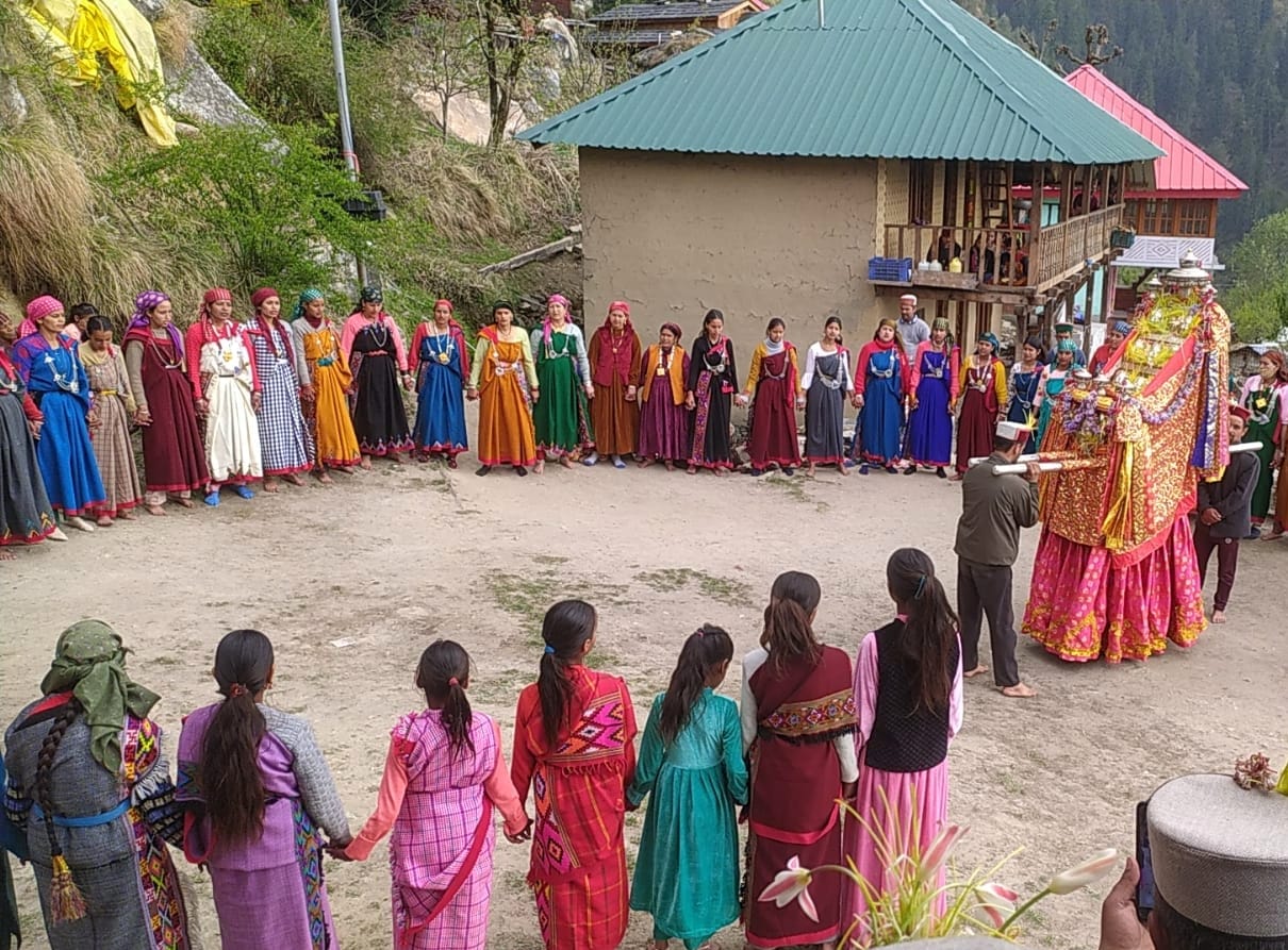 Mata Kailashna played Laldi with women