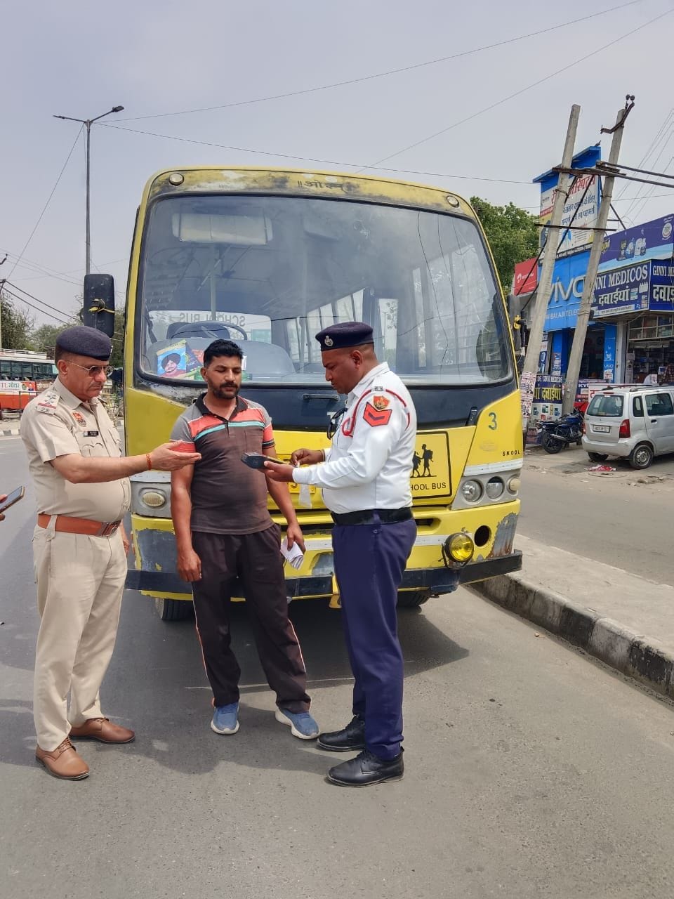 Traffic Police Dabwali issued challans to 10 school vehicles