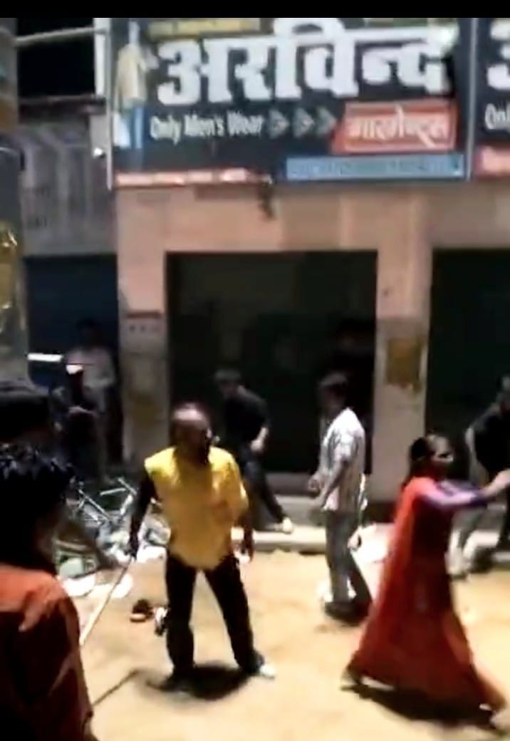 Ruckus between two parties in Kotwali, police chased them away with batons