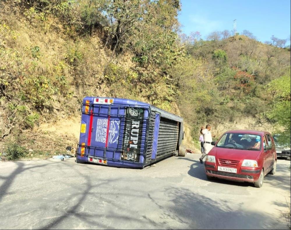 Bus overturns near Samela tunnel, fifteen devotees injured