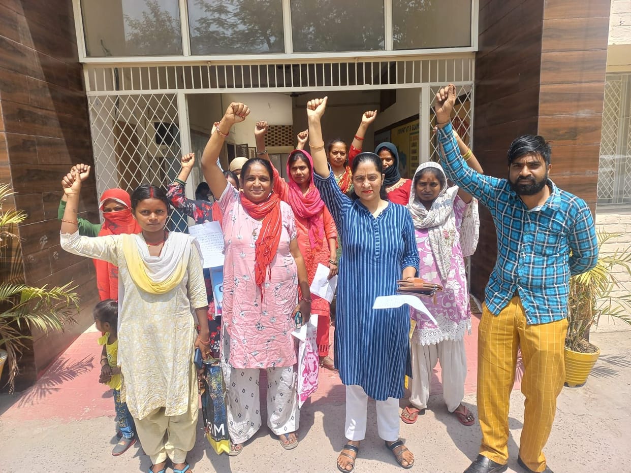 Parents upset with the arbitrariness of private schools demonstrated, submitted memorandum