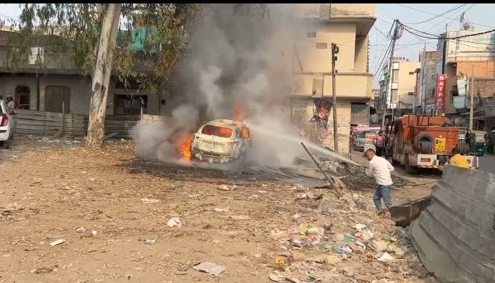 Shoe seller's car parked in the parking lot burnt