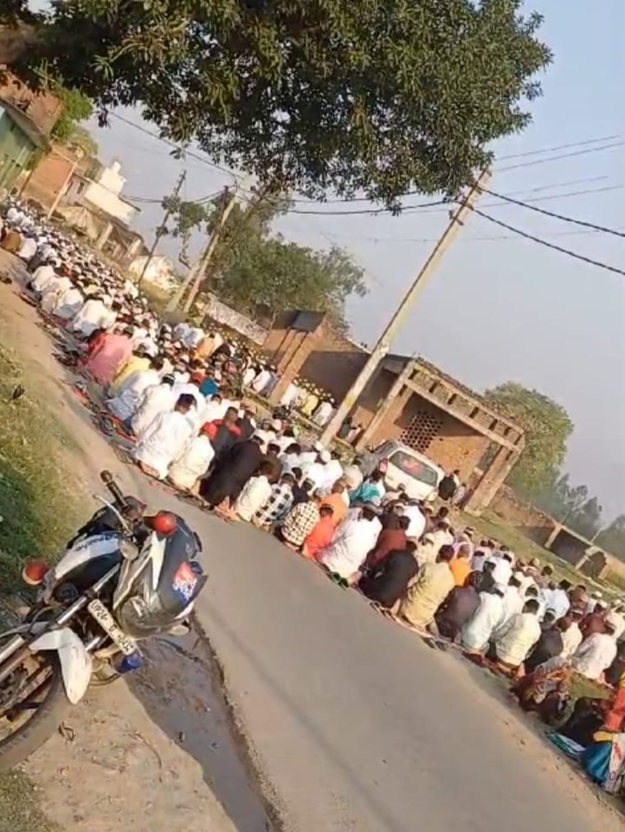 Namaz offered by stopping the road, report on 50 including 16 named