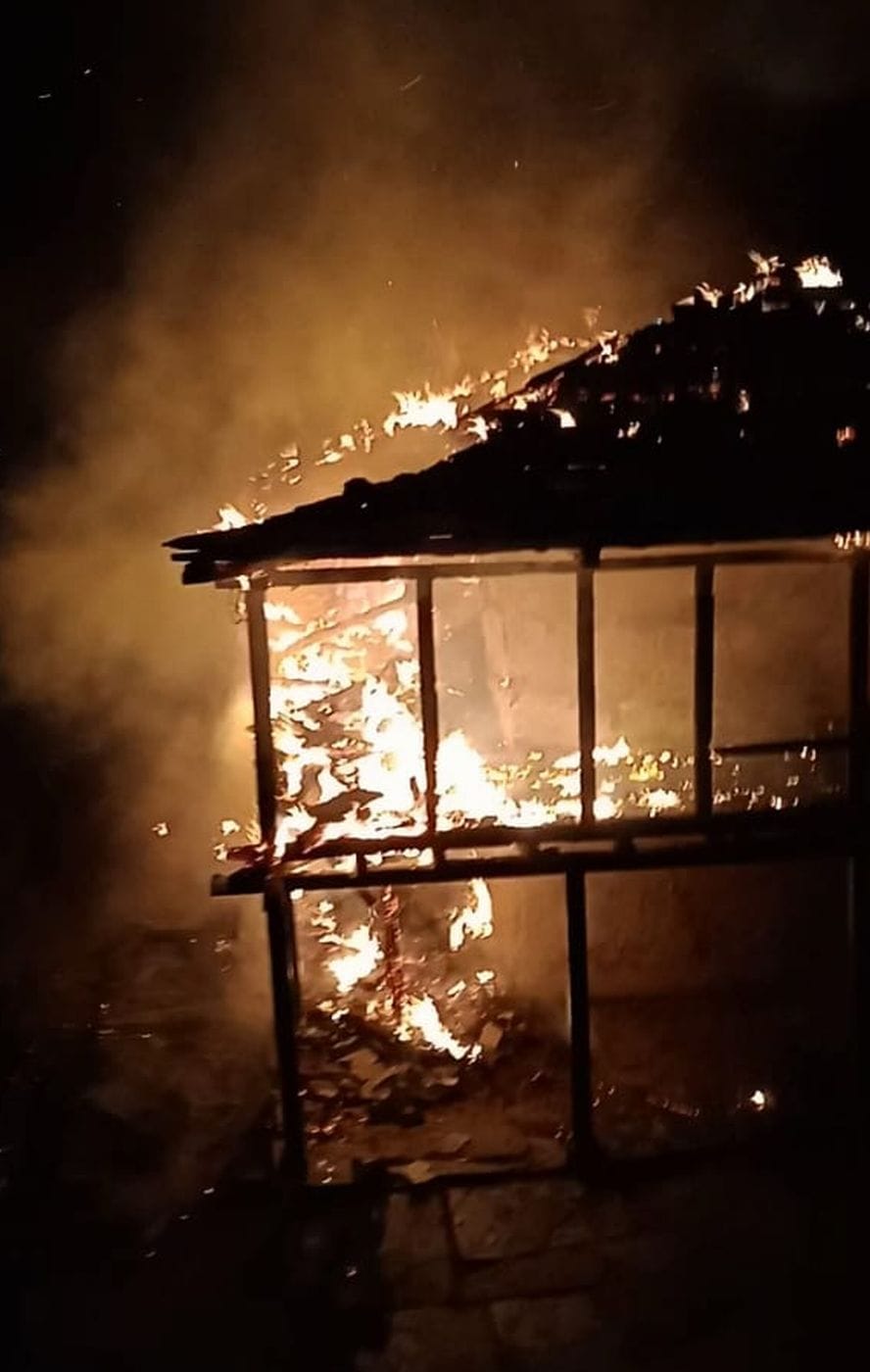 10 room slate house burnt in Guran, loss of Rs 35 lakh