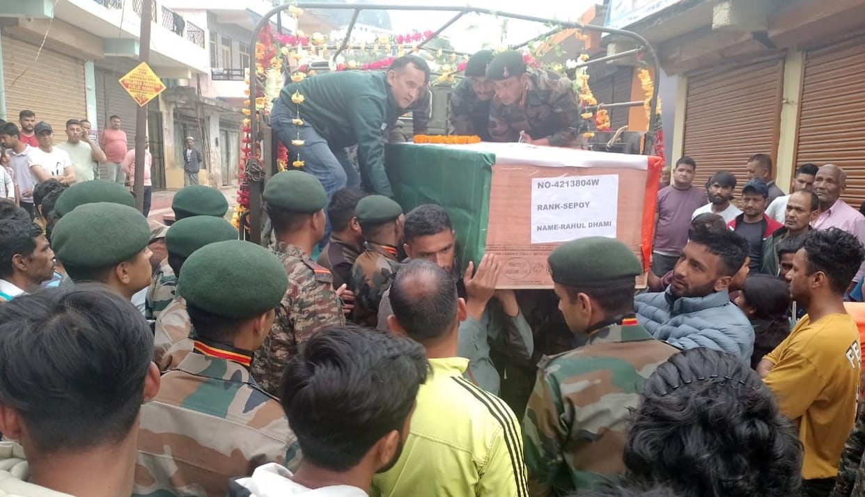 The last rites of the soldier were performed in a sad atmosphere
