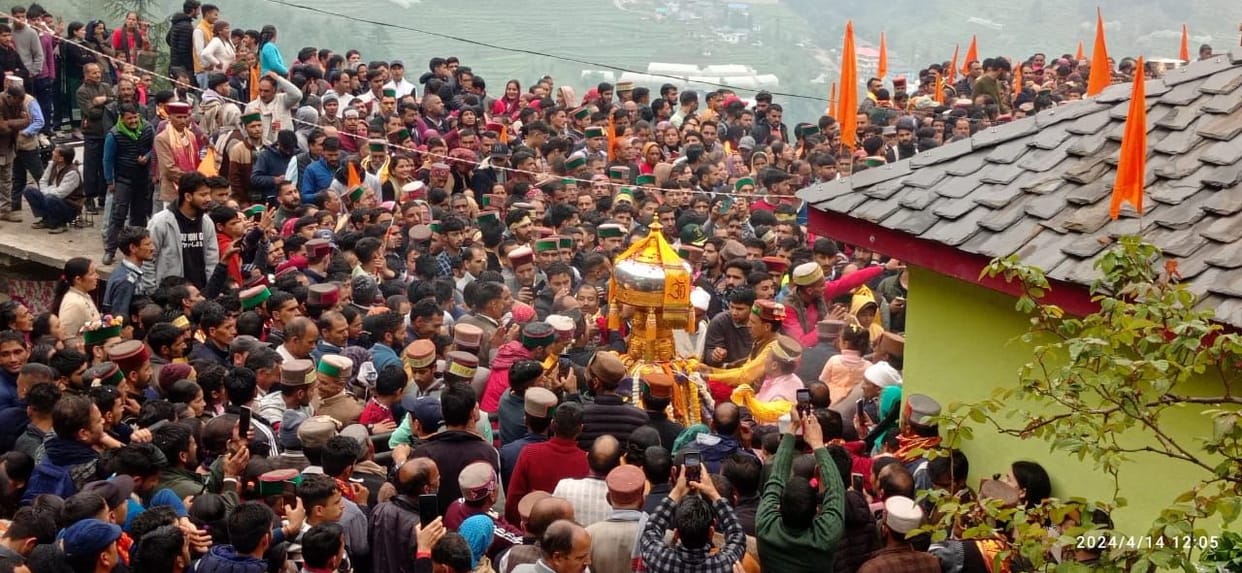 Dev Kala Kameshwar rode on a golden chariot worth three crore rupees
