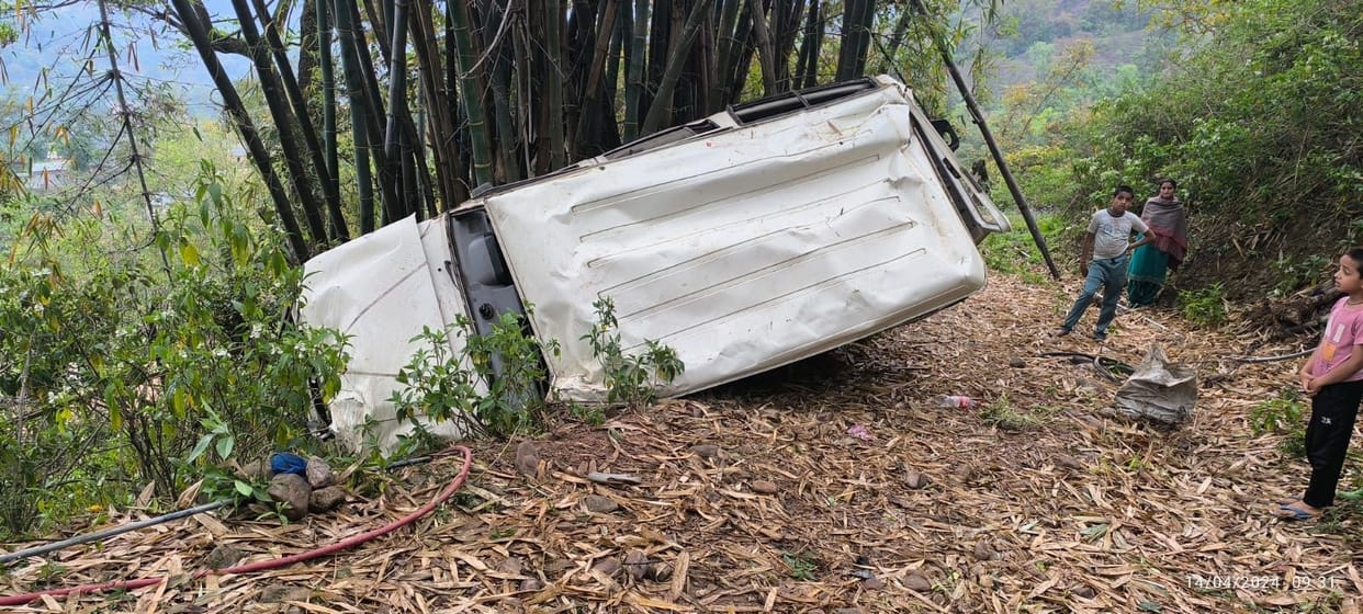 Vehicle overturned due to landslide in Jamthala, uncle and nephew injured