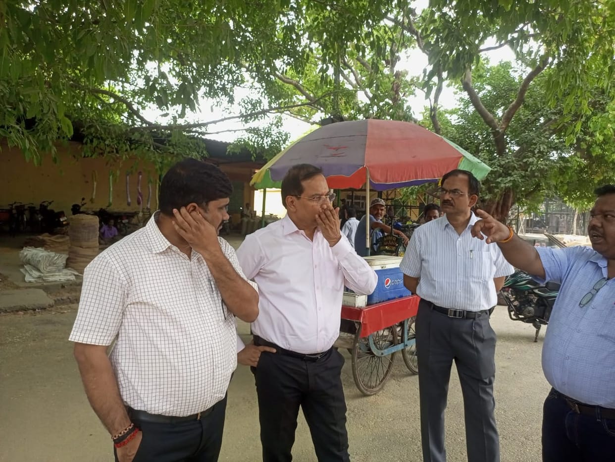 Personnel officer in charge in the market saw the place of duty distribution