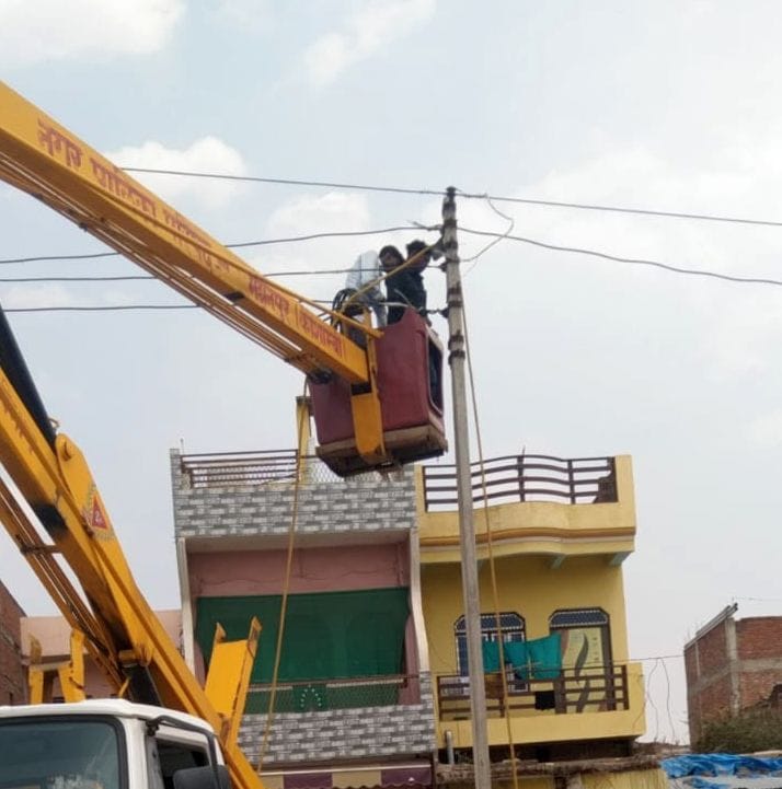 Electric pole broken due to collision with vehicle, lights of 70 houses going off for 10 hours